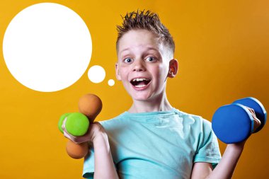 sarı bir arka plan üzerinde dumbbells ile parlak bir t-shirt bir çocuk