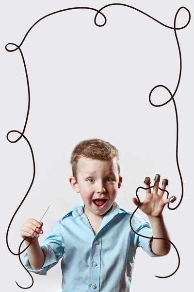Un niño con una aguja e hilo en una camisa azul sobre un fondo claro — Foto de Stock