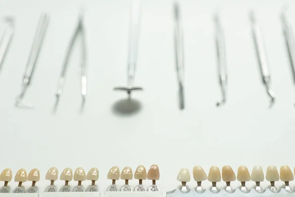 En olika Dental verktyg som ut flatlay på en ljus bakgrund — Stockfoto