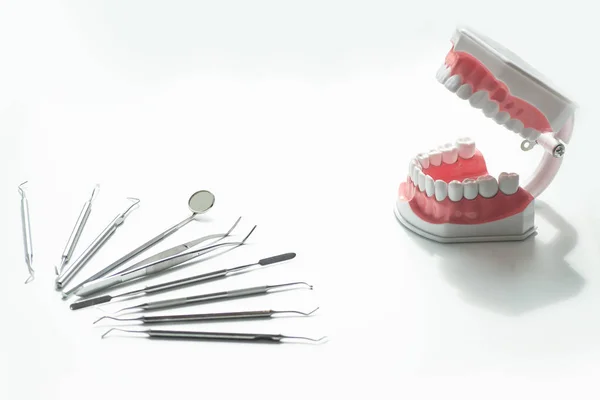 Ένα διάφορα Οδοντιατρικά εργαλεία που περιέχονται flatlay σε ένα ελαφρύ φόντο — Φωτογραφία Αρχείου