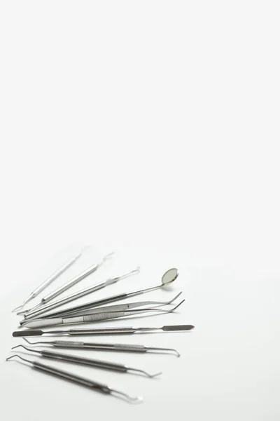 Divers outils dentaires disposés flatlay sur un fond clair — Photo