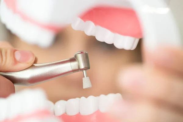 Una recepción en el consultorio del dentista, limpiando el esmalte de los dientes —  Fotos de Stock