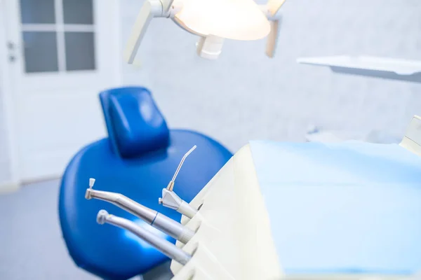 Een tandheelkundige instrumenten voor het polijsten van tanden in de tandheelkundige kliniek op de achtergrond wazig stoel voor de patiënt — Stockfoto