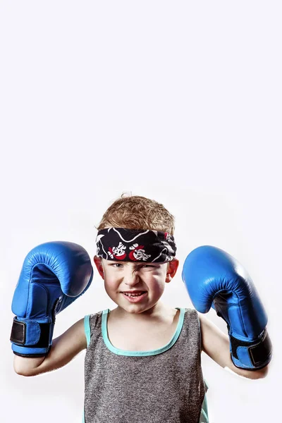 Kæmper dreng i boksehandsker og bandana på lys baggrund - Stock-foto