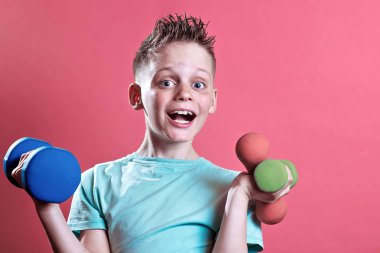 sarı bir arka plan üzerinde dumbbells ile parlak bir t-shirt bir çocuk