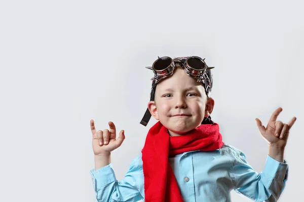 穿蓝色衬衫，红领巾，自行车眼镜和浅背景的头巾的男孩 — 图库照片