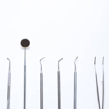 hafif bir arka planda yatık dışarı koydu çeşitli diş aletleri