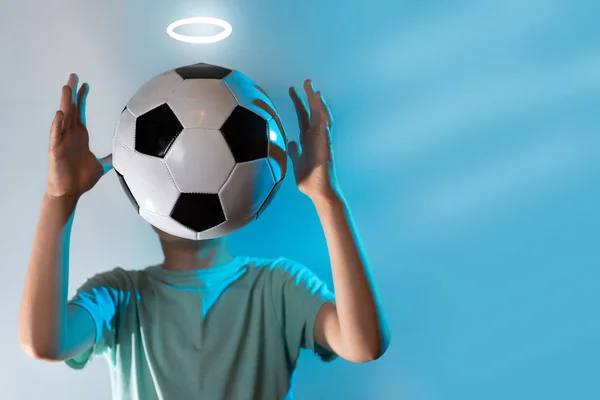 Estar en la pelota de fútbol en lugar de una cabeza sobre un fondo azul — Foto de Stock