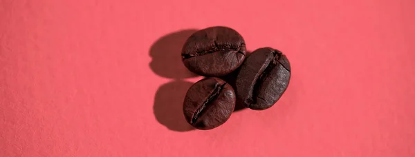 El patrón de granos de café sobre fondo de color — Foto de Stock