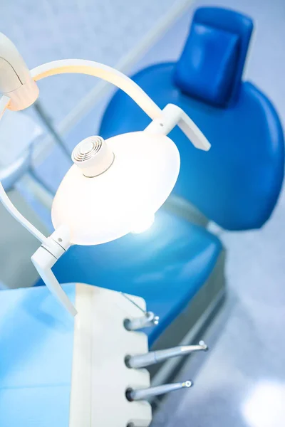 En dental værktøjer til polering af tænder i tandklinikken i baggrunden sløret stol til patienten - Stock-foto