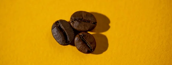 El patrón de granos de café sobre fondo de color — Foto de Stock