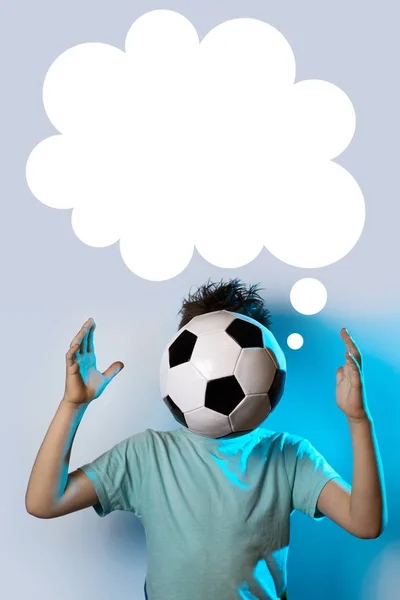 Estar en la pelota de fútbol en lugar de una cabeza sobre un fondo azul — Foto de Stock
