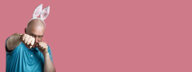 Açık tişörtlü kel vahşi adam ve Bunny kulakları. Eller o Boks gibi grev