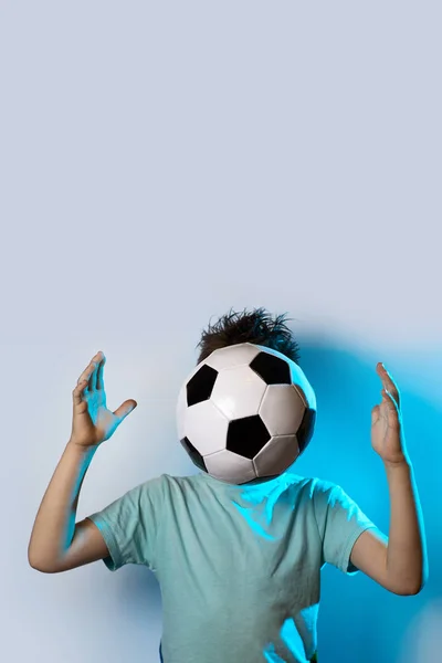 Estar en la pelota de fútbol en lugar de una cabeza sobre un fondo azul — Foto de Stock