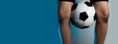 kirli dizile futbol kaleci bacaklarının arasında topu kelepçeli