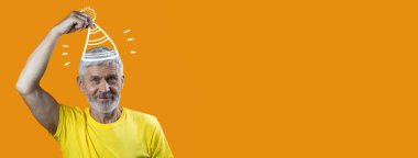 sarı arka plan üzerinde sakallı ve şapkalı neşeli gri saçlı bir adamın portresi