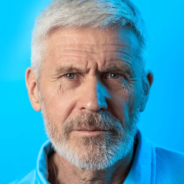 A homályos szürke hajú férfi portré kék háttér — Stock Fotó