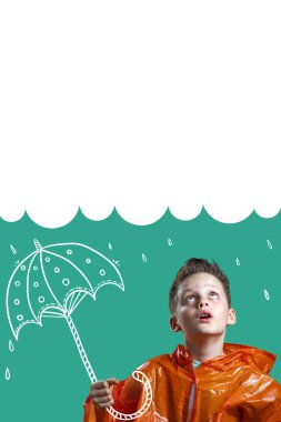 turuncu bir yağmurluk ve boyalı şemsiye ile çocuk yağmur standları