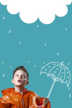 turuncu bir yağmurluk ve boyalı şemsiye ile çocuk yağmur standları