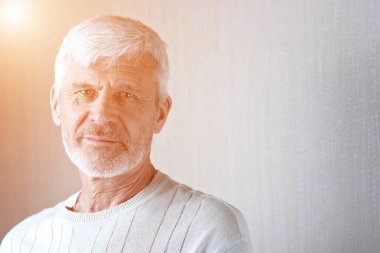 açık giysiler ve gözlük gri saçlı adam portresi