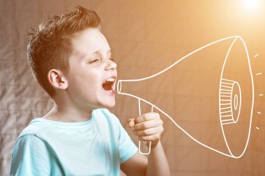 bir çocuk hoparlör bağırarak boyalı