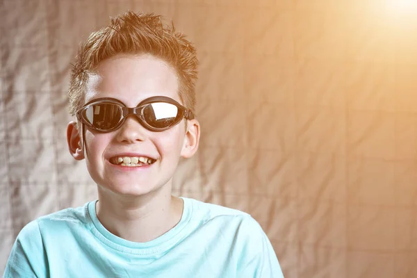 Portræt af en dreng i svømmebriller - Stock-foto