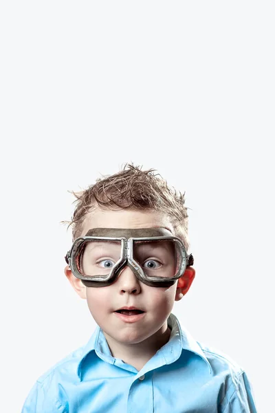 Ragazzo in camicia blu e occhiali pilota su sfondo chiaro — Foto Stock