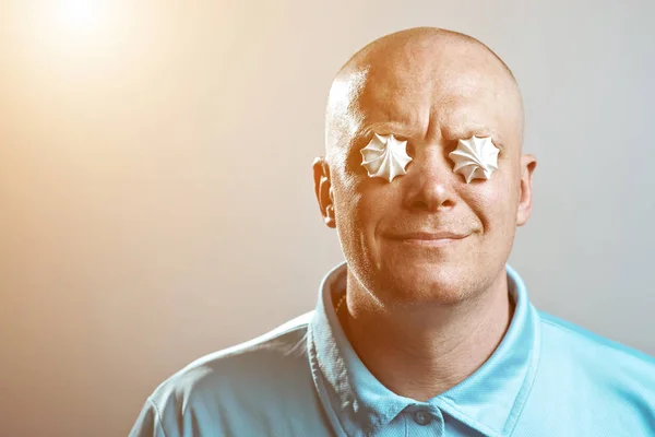 Un hombre calvo y brutal con una camisa azul se puso merengues en los ojos — Foto de Stock