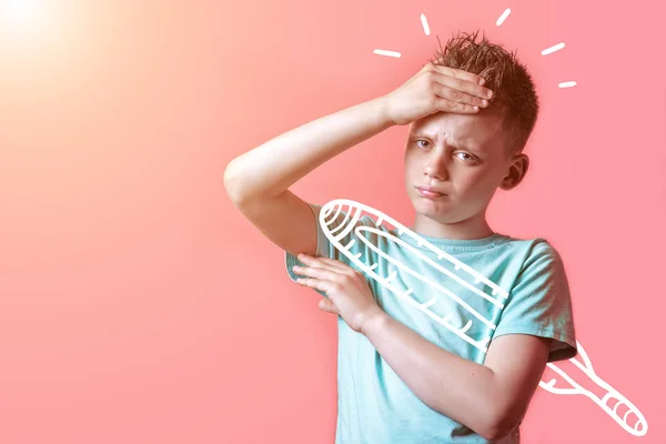 Syg dreng i let t-shirt måler temperaturen på et termometer på en farvet baggrund - Stock-foto