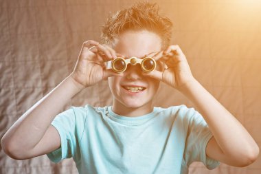 şaşırmış genç çocuk duygusal dürbün ile bakarak