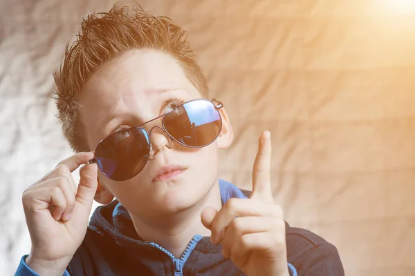 Overrasket teenager dreng i solbriller - Stock-foto