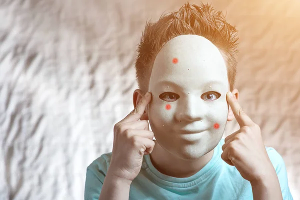 El muchacho se puso una máscara con granos — Foto de Stock