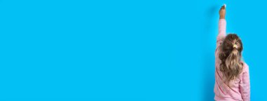 Mavi bir arka plan üzerinde beyaz tebeşir ile sevimli kız.