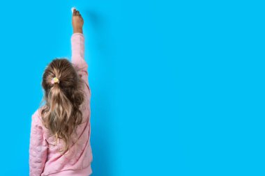 Mavi bir arka plan üzerinde beyaz tebeşir ile sevimli kız.