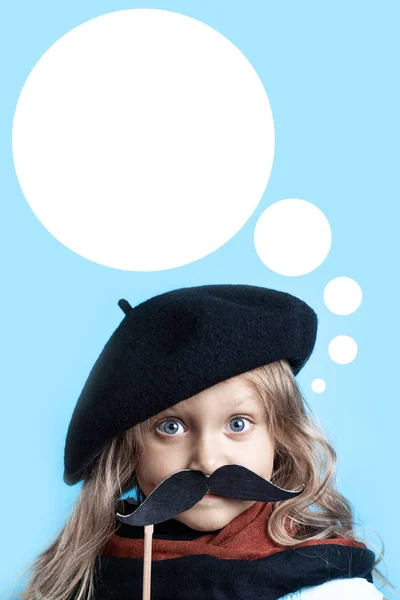 Chica divertida en boina negra, bufanda y bigote en un palo sobre fondo azul — Foto de Stock