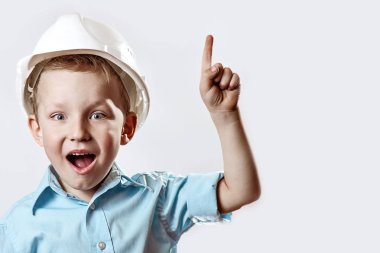 açık mavi gömlek ve foreman inşaat kask çocuk bir parmak kaldırdı, sanki o fikri bulmuşgibi