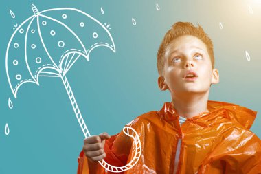 turuncu bir yağmurluk ve boyalı şemsiye ile çocuk yağmur standları
