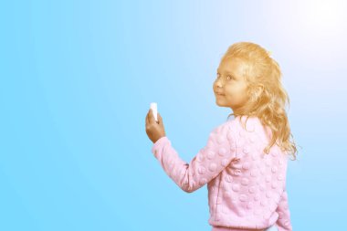 Mavi bir arka plan üzerinde beyaz tebeşir ile sevimli kız.