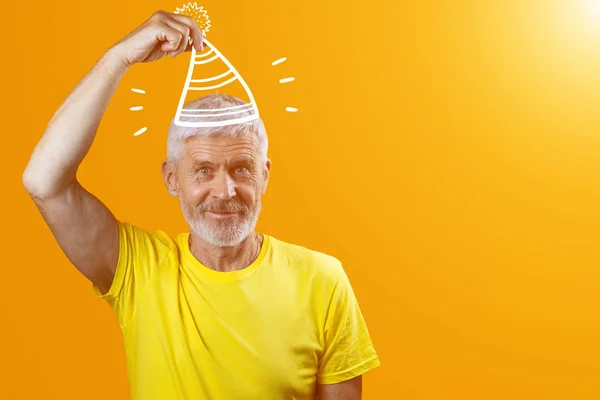 Ritratto di un allegro uomo dai capelli grigi con la barba e un berretto su sfondo giallo — Foto Stock