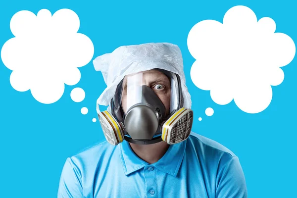 En man i en gasmask och en plastpåse på huvudet symboliserar skyddet av miljön från föroreningar på blå bakgrund — Stockfoto