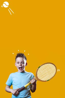 bir tenis raket ve parlak arka plan üzerinde bir top ile hafif bir t-shirt bir çocuk