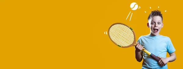 bir tenis raket ve parlak arka plan üzerinde bir top ile hafif bir t-shirt bir çocuk