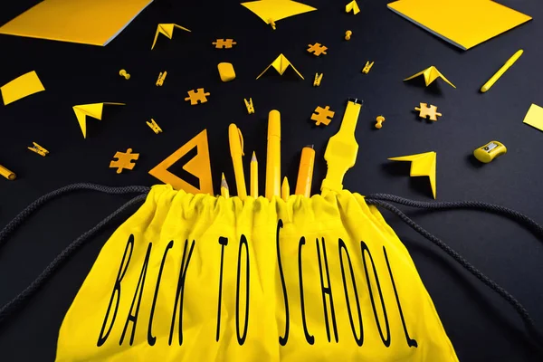 이 주제에 대한 개념은 학교로 되돌아 갑니다. 검은 배경 위에 노란 문구를 써 놓은 학생들 — 스톡 사진