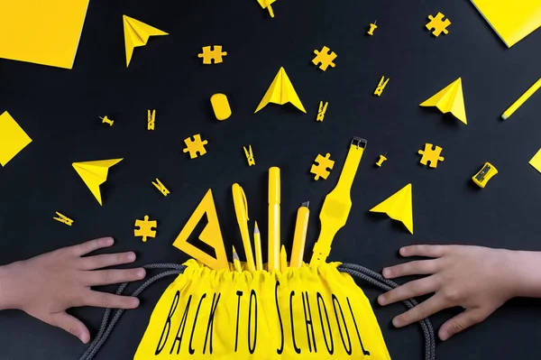 이 주제에 대한 개념은 학교로 되돌아 갑니다. 검은 배경 위에 노란 문구를 써 놓은 학생들 — 스톡 사진
