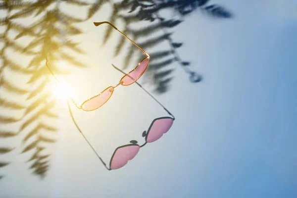 Pink Hjerte Briller Med Palme Skygger Sol Blå Baggrund - Stock-foto