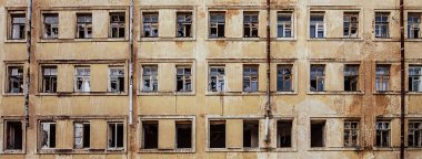 Pencereleri kırık, terk edilmiş, çok katlı bir evin manzarası. Grunge endüstriyel kavramı