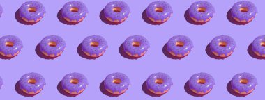 Pastel arka planda pembe kaplı çörek deseni. Yaratıcı bir kavram. Üç boyutlu. Pankart