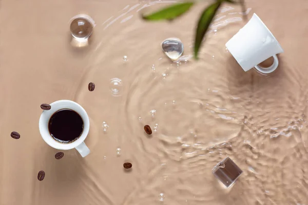 Heißer Kaffee plätschert in der Tasse. Wasser und Bohnen mischen sich — Stockfoto