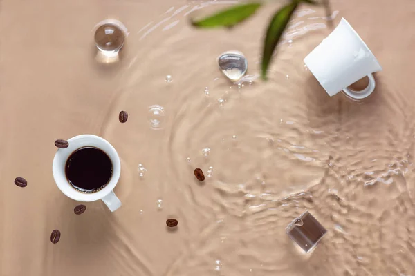 Café quente está salpicando na xícara. água e feijão estão se misturando — Fotografia de Stock