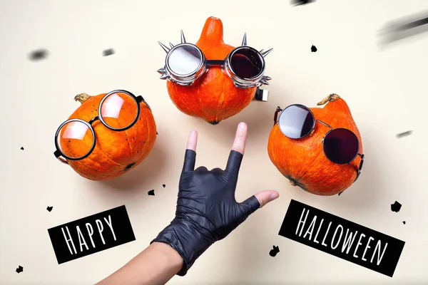 Три Оранжевых Рокерных Тыквы Очках Усы Светлом Фоне Концепция Хэллоуина — стоковое фото